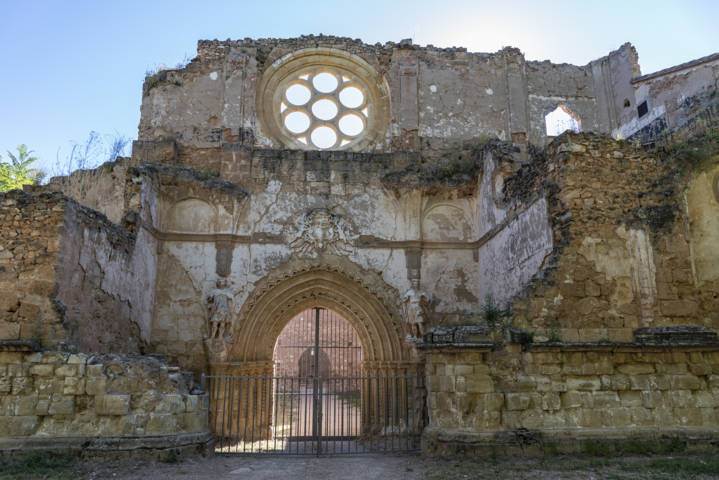 Zaragoza - Nuévalos 07 - monasterio de Piedra - fachada antigua de la hospederia-capilla.jpg
